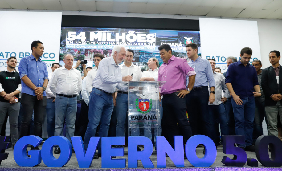 O governador Carlos Massa Ratinho Junior assinou nesta quarta-feira (13), em Pato Branco, no Sudoeste do Paraná, a liberação de R$ 54 milhões para municípios da região. O encontro com os prefeitos fez parte da agenda de transferência da sede do Executivo Estadual para o município.
