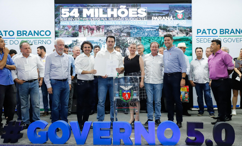 O governador Carlos Massa Ratinho Junior assinou nesta quarta-feira (13), em Pato Branco, no Sudoeste do Paraná, a liberação de R$ 54 milhões para municípios da região. O encontro com os prefeitos fez parte da agenda de transferência da sede do Executivo Estadual para o município.