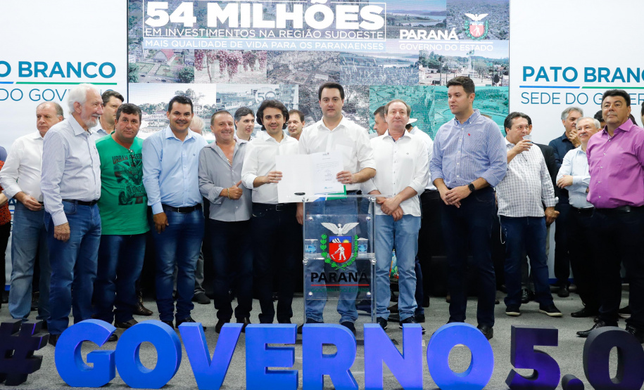 O governador Carlos Massa Ratinho Junior assinou nesta quarta-feira (13), em Pato Branco, no Sudoeste do Paraná, a liberação de R$ 54 milhões para municípios da região. O encontro com os prefeitos fez parte da agenda de transferência da sede do Executivo Estadual para o município.