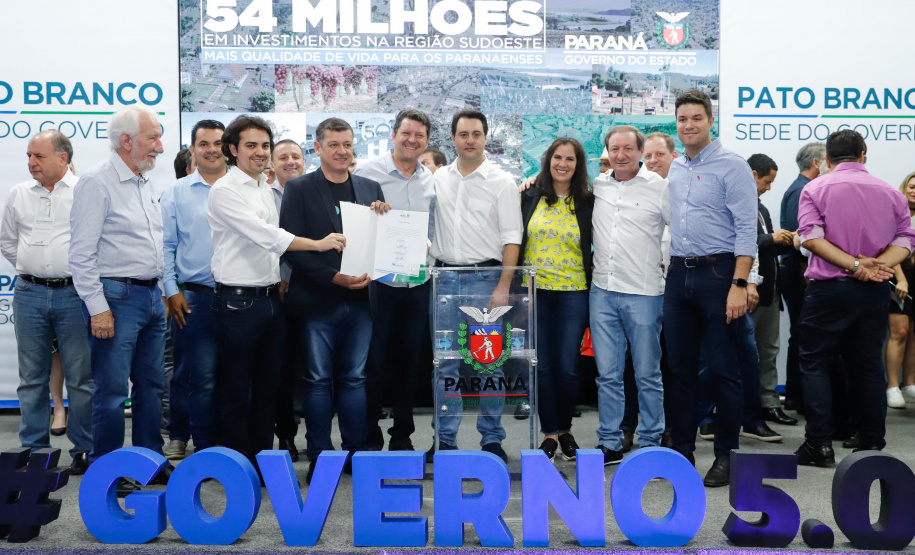 O governador Carlos Massa Ratinho Junior assinou nesta quarta-feira (13), em Pato Branco, no Sudoeste do Paraná, a liberação de R$ 54 milhões para municípios da região. O encontro com os prefeitos fez parte da agenda de transferência da sede do Executivo Estadual para o município.