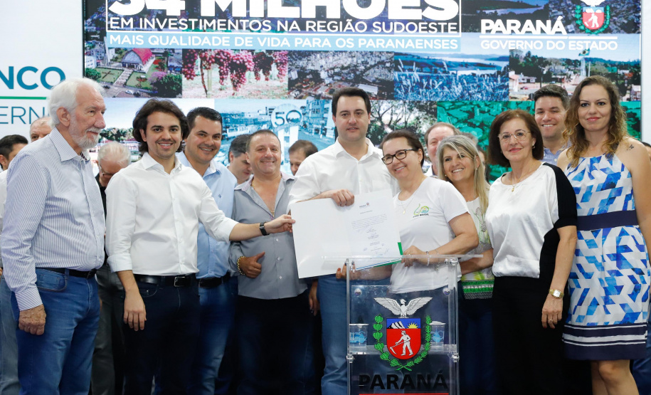 O governador Carlos Massa Ratinho Junior assinou nesta quarta-feira (13), em Pato Branco, no Sudoeste do Paraná, a liberação de R$ 54 milhões para municípios da região. O encontro com os prefeitos fez parte da agenda de transferência da sede do Executivo Estadual para o município.