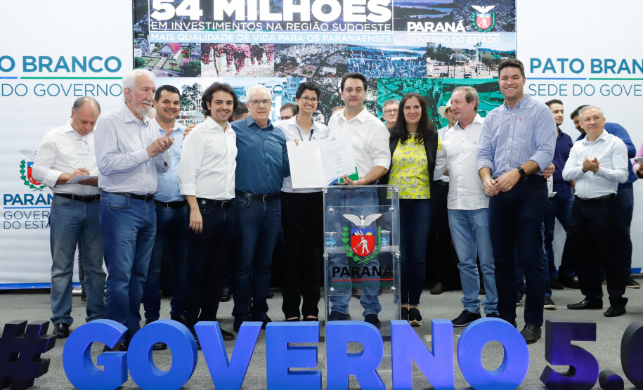 O governador Carlos Massa Ratinho Junior assinou nesta quarta-feira (13), em Pato Branco, no Sudoeste do Paraná, a liberação de R$ 54 milhões para municípios da região. O encontro com os prefeitos fez parte da agenda de transferência da sede do Executivo Estadual para o município.