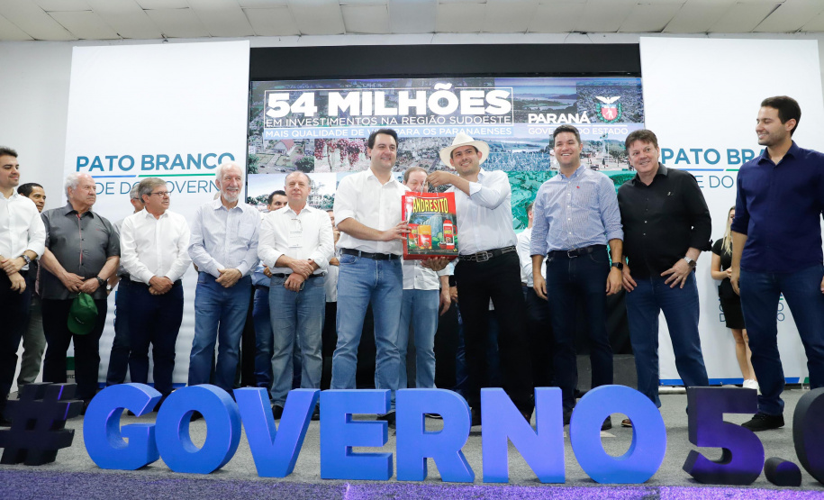 O governador Carlos Massa Ratinho Junior assinou nesta quarta-feira (13), em Pato Branco, no Sudoeste do Paraná, a liberação de R$ 54 milhões para municípios da região. O encontro com os prefeitos fez parte da agenda de transferência da sede do Executivo Estadual para o município.