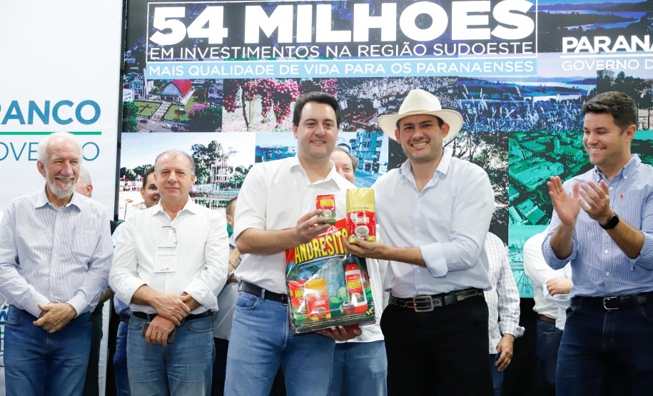 O governador Carlos Massa Ratinho Junior assinou nesta quarta-feira (13), em Pato Branco, no Sudoeste do Paraná, a liberação de R$ 54 milhões para municípios da região. O encontro com os prefeitos fez parte da agenda de transferência da sede do Executivo Estadual para o município.