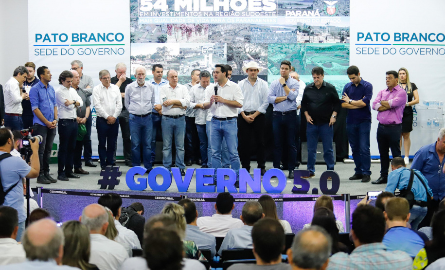 O governador Carlos Massa Ratinho Junior assinou nesta quarta-feira (13), em Pato Branco, no Sudoeste do Paraná, a liberação de R$ 54 milhões para municípios da região. O encontro com os prefeitos fez parte da agenda de transferência da sede do Executivo Estadual para o município.