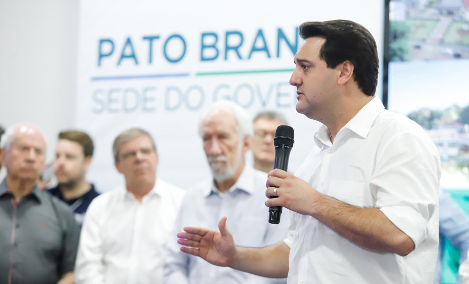 O governador Carlos Massa Ratinho Junior assinou nesta quarta-feira (13), em Pato Branco, no Sudoeste do Paraná, a liberação de R$ 54 milhões para municípios da região. O encontro com os prefeitos fez parte da agenda de transferência da sede do Executivo Estadual para o município.