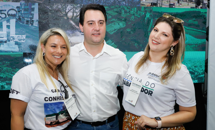 O governador Carlos Massa Ratinho Junior assinou nesta quarta-feira (13), em Pato Branco, no Sudoeste do Paraná, a liberação de R$ 54 milhões para municípios da região. O encontro com os prefeitos fez parte da agenda de transferência da sede do Executivo Estadual para o município.