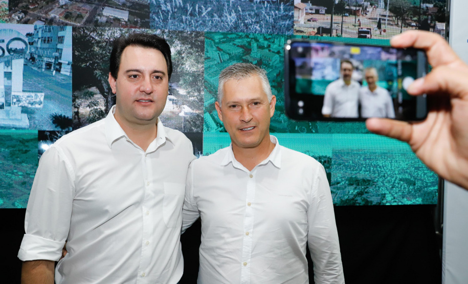 O governador Carlos Massa Ratinho Junior assinou nesta quarta-feira (13), em Pato Branco, no Sudoeste do Paraná, a liberação de R$ 54 milhões para municípios da região. O encontro com os prefeitos fez parte da agenda de transferência da sede do Executivo Estadual para o município.