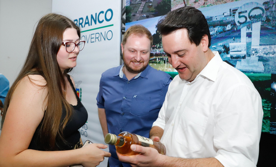 O governador Carlos Massa Ratinho Junior assinou nesta quarta-feira (13), em Pato Branco, no Sudoeste do Paraná, a liberação de R$ 54 milhões para municípios da região. O encontro com os prefeitos fez parte da agenda de transferência da sede do Executivo Estadual para o município.