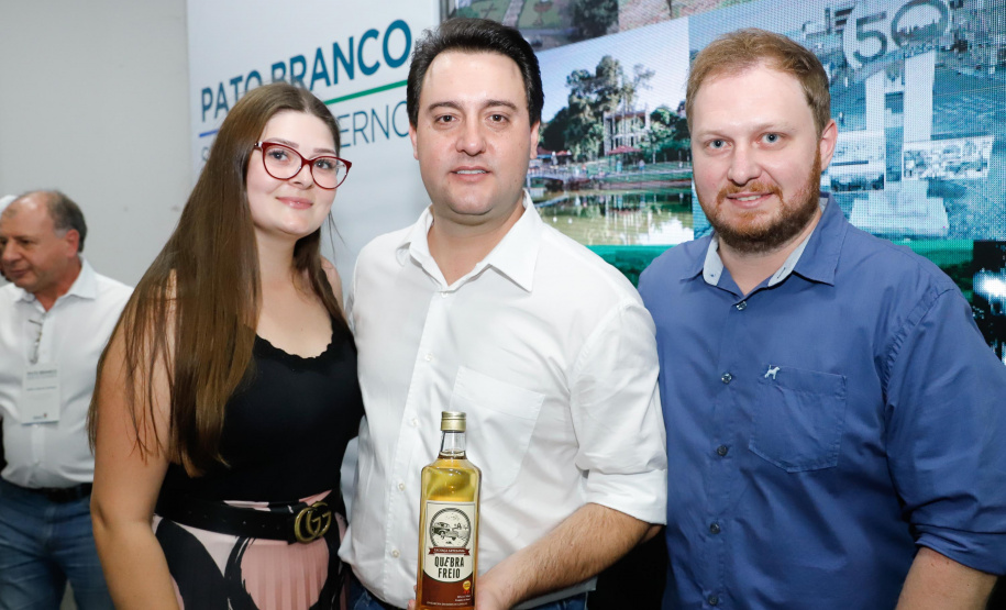 O governador Carlos Massa Ratinho Junior assinou nesta quarta-feira (13), em Pato Branco, no Sudoeste do Paraná, a liberação de R$ 54 milhões para municípios da região. O encontro com os prefeitos fez parte da agenda de transferência da sede do Executivo Estadual para o município.