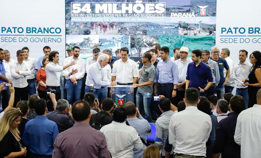 O governador Carlos Massa Ratinho Junior assinou nesta quarta-feira (13), em Pato Branco, no Sudoeste do Paraná, a liberação de R$ 54 milhões para municípios da região. O encontro com os prefeitos fez parte da agenda de transferência da sede do Executivo Estadual para o município.