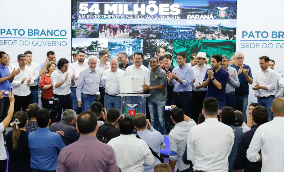 O governador Carlos Massa Ratinho Junior assinou nesta quarta-feira (13), em Pato Branco, no Sudoeste do Paraná, a liberação de R$ 54 milhões para municípios da região. O encontro com os prefeitos fez parte da agenda de transferência da sede do Executivo Estadual para o município.