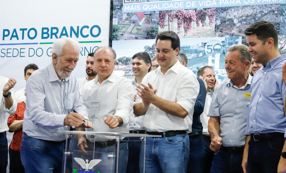 O governador Carlos Massa Ratinho Junior assinou nesta quarta-feira (13), em Pato Branco, no Sudoeste do Paraná, a liberação de R$ 54 milhões para municípios da região. O encontro com os prefeitos fez parte da agenda de transferência da sede do Executivo Estadual para o município.