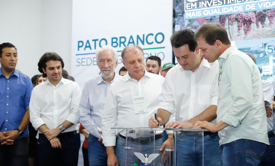 O governador Carlos Massa Ratinho Junior assinou nesta quarta-feira (13), em Pato Branco, no Sudoeste do Paraná, a liberação de R$ 54 milhões para municípios da região. O encontro com os prefeitos fez parte da agenda de transferência da sede do Executivo Estadual para o município.