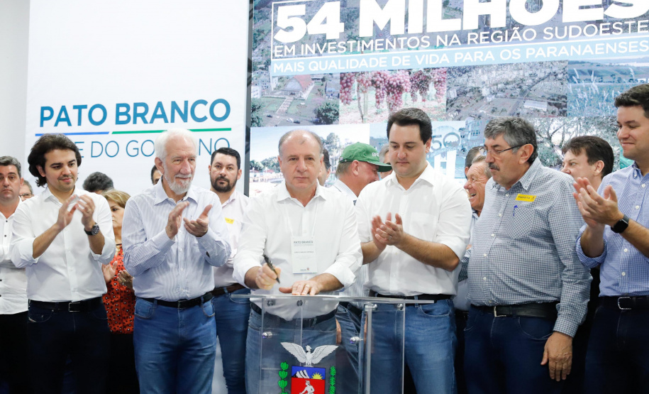 O governador Carlos Massa Ratinho Junior assinou nesta quarta-feira (13), em Pato Branco, no Sudoeste do Paraná, a liberação de R$ 54 milhões para municípios da região. O encontro com os prefeitos fez parte da agenda de transferência da sede do Executivo Estadual para o município.