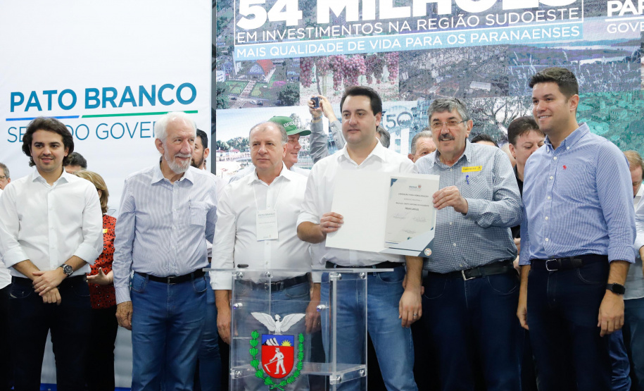 O governador Carlos Massa Ratinho Junior assinou nesta quarta-feira (13), em Pato Branco, no Sudoeste do Paraná, a liberação de R$ 54 milhões para municípios da região. O encontro com os prefeitos fez parte da agenda de transferência da sede do Executivo Estadual para o município.