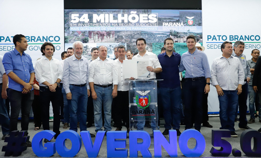 O governador Carlos Massa Ratinho Junior assinou nesta quarta-feira (13), em Pato Branco, no Sudoeste do Paraná, a liberação de R$ 54 milhões para municípios da região. O encontro com os prefeitos fez parte da agenda de transferência da sede do Executivo Estadual para o município.