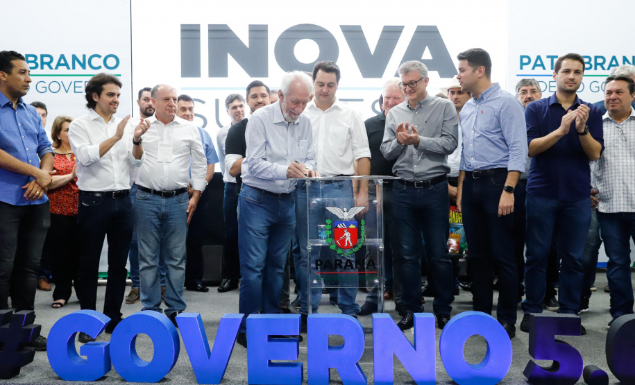 O governador Carlos Massa Ratinho Junior assinou nesta quarta-feira (13), em Pato Branco, no Sudoeste do Paraná, a liberação de R$ 54 milhões para municípios da região. O encontro com os prefeitos fez parte da agenda de transferência da sede do Executivo Estadual para o município.