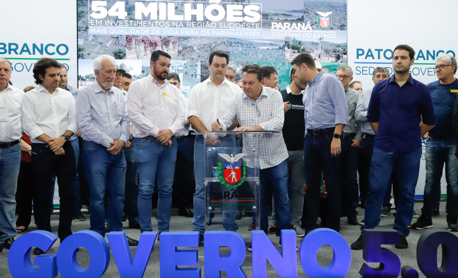 O governador Carlos Massa Ratinho Junior assinou nesta quarta-feira (13), em Pato Branco, no Sudoeste do Paraná, a liberação de R$ 54 milhões para municípios da região. O encontro com os prefeitos fez parte da agenda de transferência da sede do Executivo Estadual para o município.