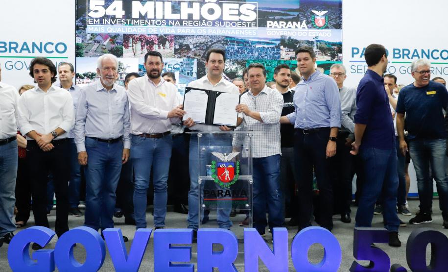 O governador Carlos Massa Ratinho Junior assinou nesta quarta-feira (13), em Pato Branco, no Sudoeste do Paraná, a liberação de R$ 54 milhões para municípios da região. O encontro com os prefeitos fez parte da agenda de transferência da sede do Executivo Estadual para o município.