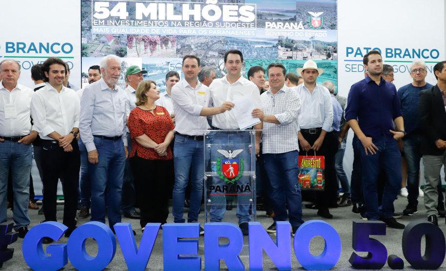 O governador Carlos Massa Ratinho Junior assinou nesta quarta-feira (13), em Pato Branco, no Sudoeste do Paraná, a liberação de R$ 54 milhões para municípios da região. O encontro com os prefeitos fez parte da agenda de transferência da sede do Executivo Estadual para o município.