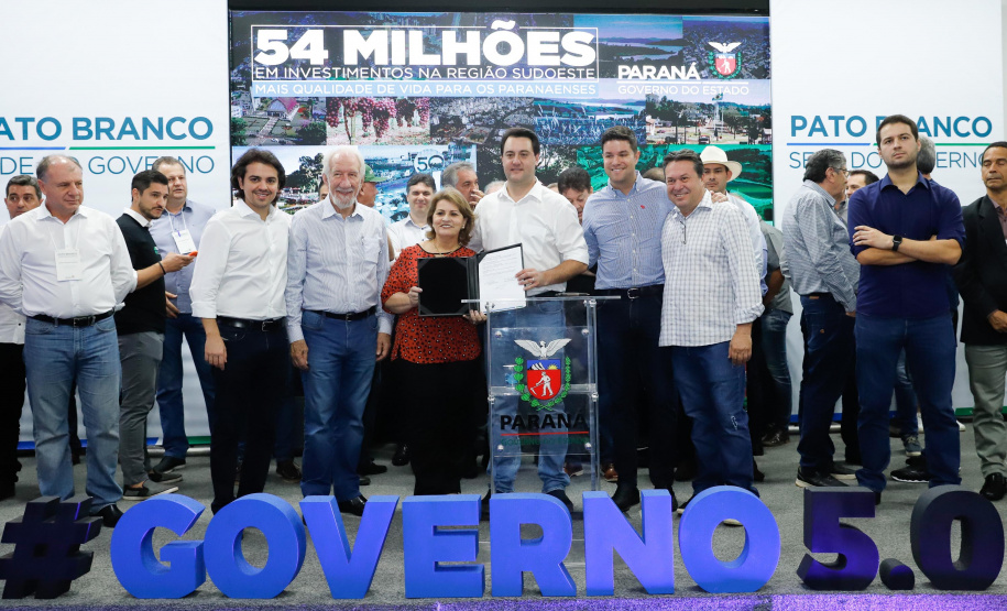 O governador Carlos Massa Ratinho Junior assinou nesta quarta-feira (13), em Pato Branco, no Sudoeste do Paraná, a liberação de R$ 54 milhões para municípios da região. O encontro com os prefeitos fez parte da agenda de transferência da sede do Executivo Estadual para o município.
