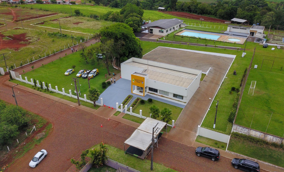 A 4ª Companhia da Polícia Militar, em Capanema, na região Sudoeste do Paraná, ganhou uma nova sede, mais moderna e ampla, com estrutura adequada para atender a população de cinco cidades da região Sudoeste. Além de Capanema, Planalto, Realeza, Pérola do Oeste e Santa Isabel do Oeste, conjunto de cidades próximo à fronteira com a Argentina, também serão assistidas pela Companhia. A inauguração foi nesta quarta-feira (13).Foto: José Fernando Ogura/AEN