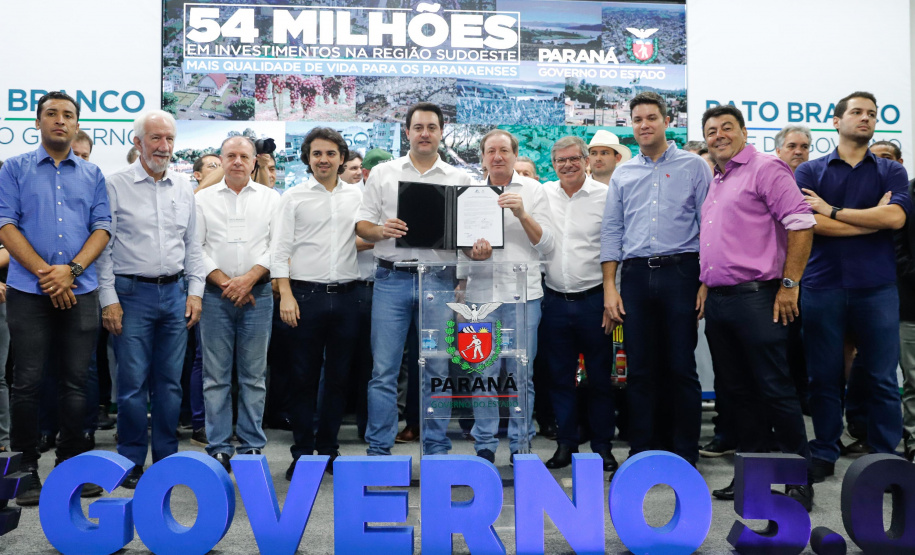 O governador Ratinho Junior assinou nesta quarta-feira (13) autorização para a contratação do programa Viver Mais Paraná, em Pato Branco, com a construção de um condomínio horizontal fechado com 40 moradias para pessoas idosas, com completa infraestrutura de saúde, assistência social e lazer, em parceria com a prefeitura. A autorização ocorreu durante a instalação do Executivo Estadual em Pato Branco. Foto: Rodrigo Felix Leal