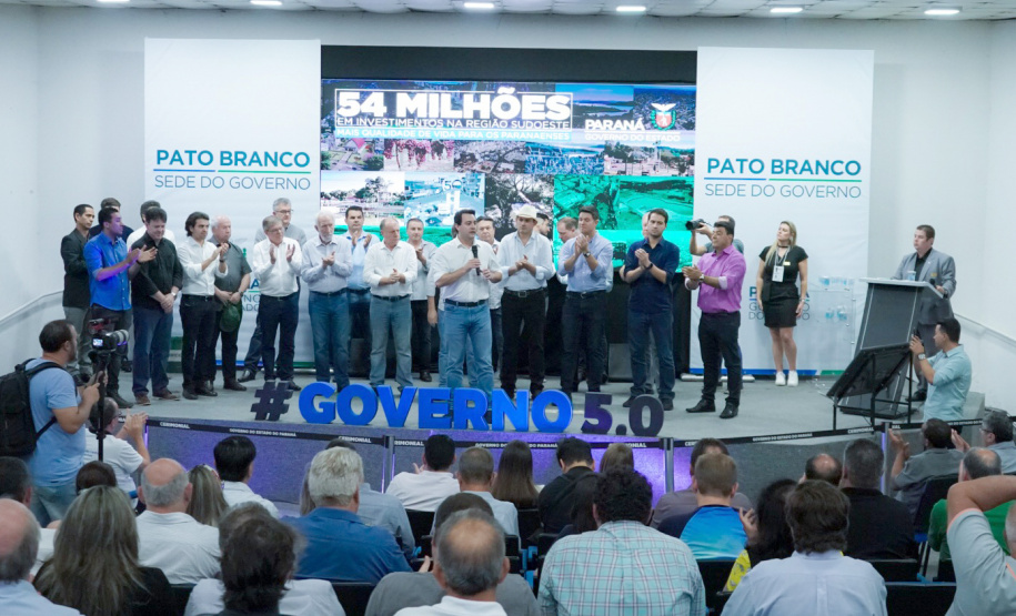 O Banco Regional de Desenvolvimento do Extremo Sul (BRDE) assinou nesta quarta-feira (13) dois contratos com as cooperativas Coasul e Coagro. A assinatura aconteceu em evento com o governador Carlos Massa Ratinho Junior durante a transferência do Executivo estadual para Pato Branco.Foto: Guilherme Flores/Casa Civil