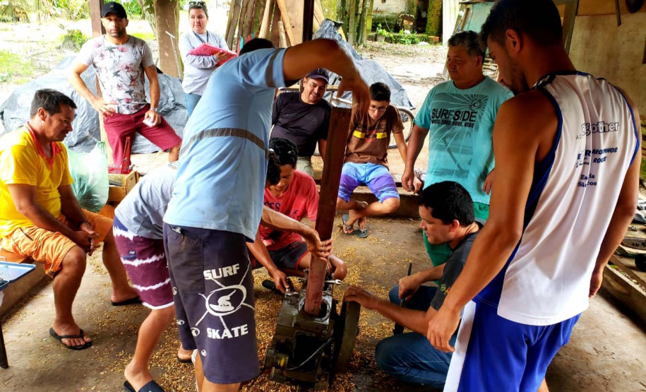 Pescadores fazem curso de mecânica de embarcações. Fotos de Pierpaolo Nota/ Portos do Paraná