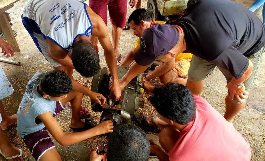 Pescadores fazem curso de mecânica de embarcações. Fotos de Pierpaolo Nota/ Portos do Paraná