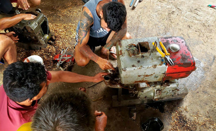 Pescadores fazem curso de mecânica de embarcações. Fotos de Pierpaolo Nota/ Portos do Paraná