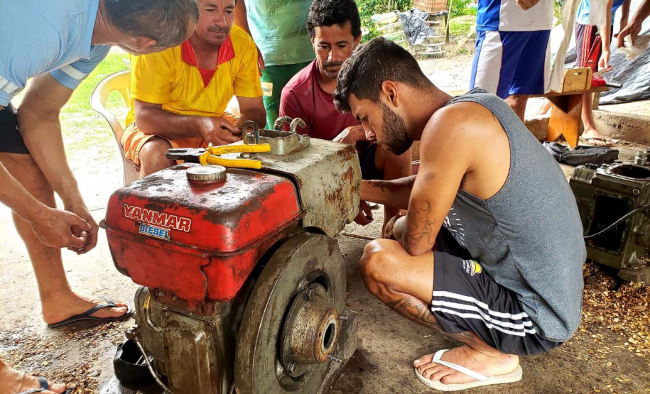 Pescadores fazem curso de mecânica de embarcações. Fotos de Pierpaolo Nota/ Portos do Paraná