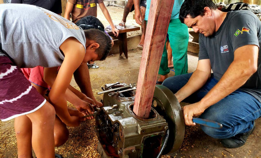 Pescadores fazem curso de mecânica de embarcações. Fotos de Pierpaolo Nota/ Portos do Paraná