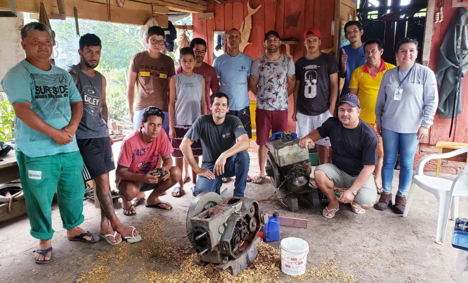 Pescadores fazem curso de mecânica de embarcações. Fotos de Pierpaolo Nota/ Portos do Paraná
