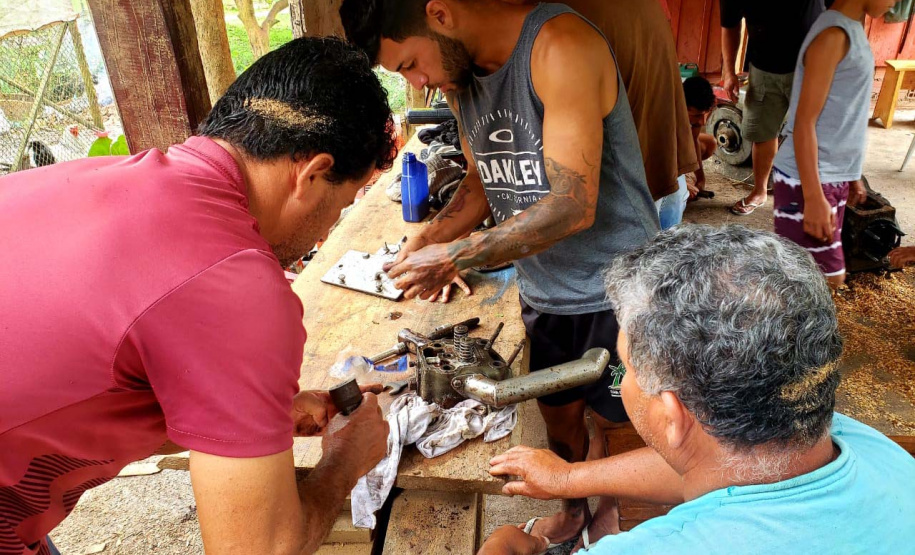 Pescadores fazem curso de mecânica de embarcações. Fotos de Pierpaolo Nota/ Portos do Paraná