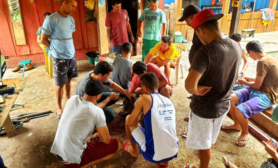 Pescadores fazem curso de mecânica de embarcações. Fotos de Pierpaolo Nota/ Portos do Paraná