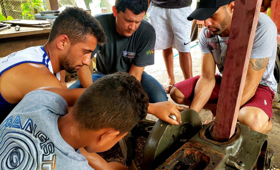 Pescadores fazem curso de mecânica de embarcações. Fotos de Pierpaolo Nota/ Portos do Paraná