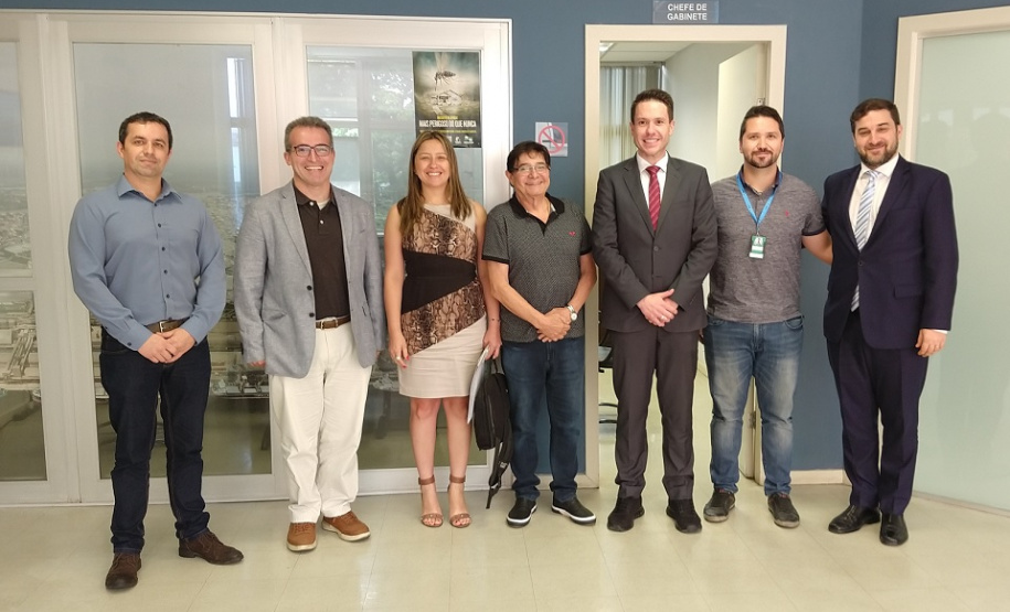 O cônsul argentino em Curitiba, Pedro Ezequiel Marotta, e o adjunto Sebastián Bertuzzi, visitaram nesta quarta-feira (13) a sede da administração da empresa pública Portos do Paraná, no Palácio Taguaré, em Paranaguá. “A intenção foi conhecer melhor como foi o crescimento do Porto, como é a logística e como pode melhorar a parceria”, disse o cônsul. Foto: Claudio Neves