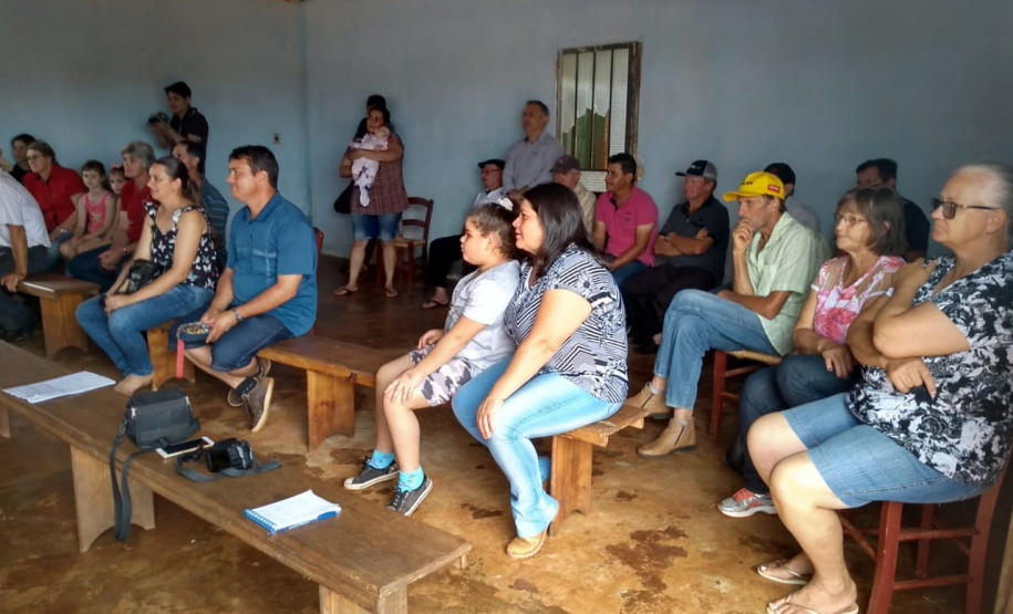 Moradores da comunidade rural Nova Colônia, do município de Catanduvas, agora têm água tratada na torneira durante 24 horas por dia. O sistema foi entregue oficialmente nesta quarta-feira (13) pelo diretor de Investimentos da Sanepar, Joel de Jesus Macedo, e pelo prefeito de Catanduvas, Moisés Aparecido de Souza, às famílias. O evento foi no Pavilhão da Igreja de Nova Colônia. Foto: Sanepar
