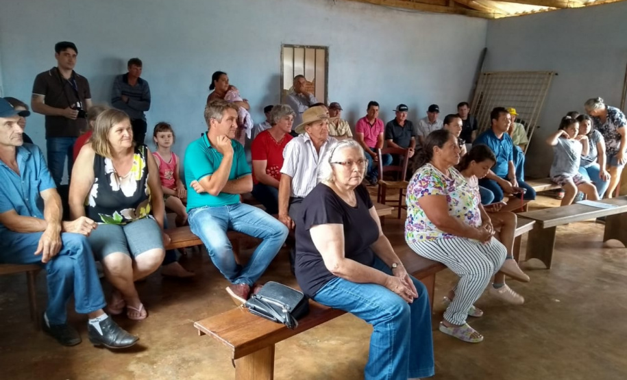 Moradores da comunidade rural Nova Colônia, do município de Catanduvas, agora têm água tratada na torneira durante 24 horas por dia. O sistema foi entregue oficialmente nesta quarta-feira (13) pelo diretor de Investimentos da Sanepar, Joel de Jesus Macedo, e pelo prefeito de Catanduvas, Moisés Aparecido de Souza, às famílias. O evento foi no Pavilhão da Igreja de Nova Colônia. Foto: Sanepar