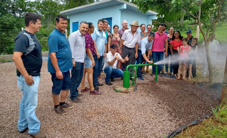 Moradores da comunidade rural Nova Colônia, do município de Catanduvas, agora têm água tratada na torneira durante 24 horas por dia. O sistema foi entregue oficialmente nesta quarta-feira (13) pelo diretor de Investimentos da Sanepar, Joel de Jesus Macedo, e pelo prefeito de Catanduvas, Moisés Aparecido de Souza, às famílias. O evento foi no Pavilhão da Igreja de Nova Colônia. Foto: Sanepar