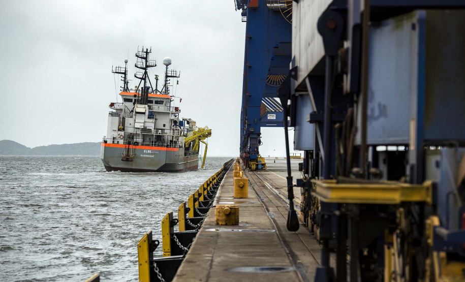 A empresa pública Portos do Paraná iniciou a dragagem dos berços do cais comercial e píer público de inflamáveis do Porto de Paranaguá. Com a obra, que é de manutenção, a profundidade mantida nos berços é de 13,5 metros. Para o berço interno do píer de inflamáveis, são 11 metros.
