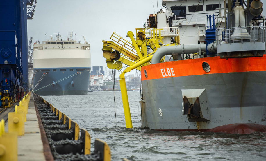 A empresa pública Portos do Paraná iniciou a dragagem dos berços do cais comercial e píer público de inflamáveis do Porto de Paranaguá. Com a obra, que é de manutenção, a profundidade mantida nos berços é de 13,5 metros. Para o berço interno do píer de inflamáveis, são 11 metros.