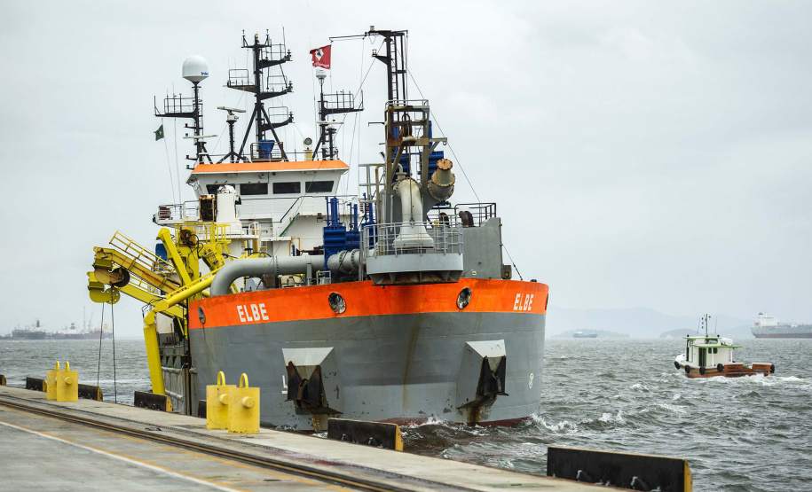 A empresa pública Portos do Paraná iniciou a dragagem dos berços do cais comercial e píer público de inflamáveis do Porto de Paranaguá. Com a obra, que é de manutenção, a profundidade mantida nos berços é de 13,5 metros. Para o berço interno do píer de inflamáveis, são 11 metros.