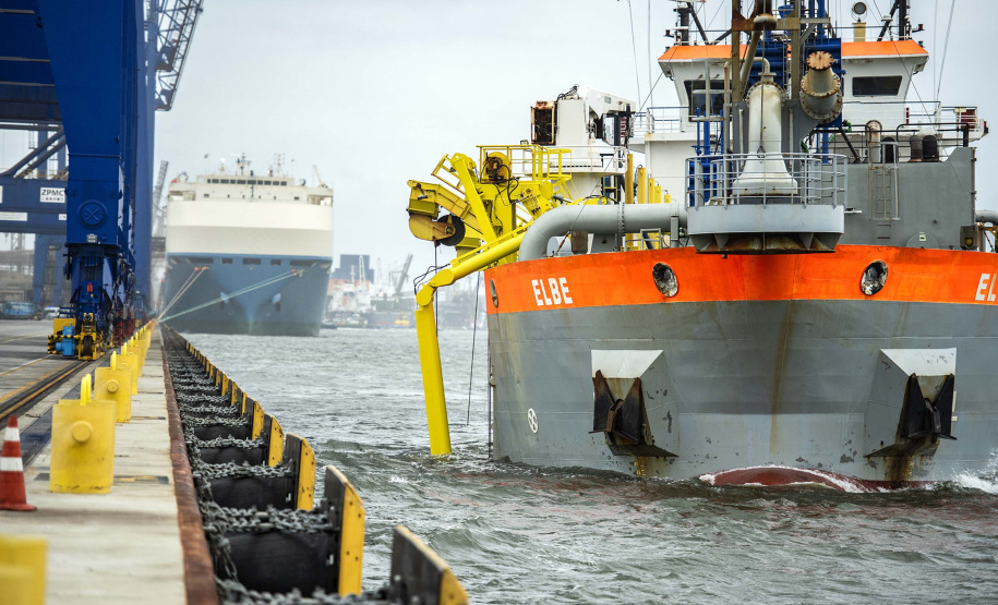 A empresa pública Portos do Paraná iniciou a dragagem dos berços do cais comercial e píer público de inflamáveis do Porto de Paranaguá. Com a obra, que é de manutenção, a profundidade mantida nos berços é de 13,5 metros. Para o berço interno do píer de inflamáveis, são 11 metros.