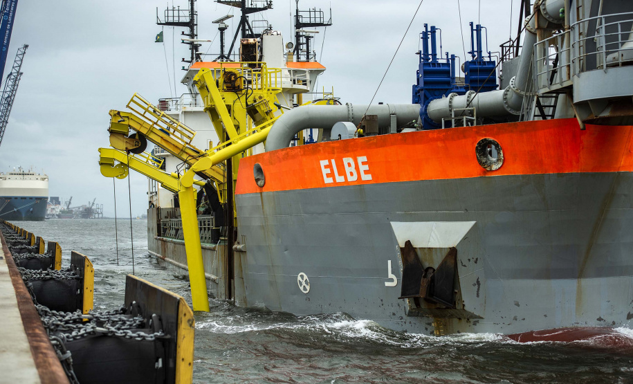 A empresa pública Portos do Paraná iniciou a dragagem dos berços do cais comercial e píer público de inflamáveis do Porto de Paranaguá. Com a obra, que é de manutenção, a profundidade mantida nos berços é de 13,5 metros. Para o berço interno do píer de inflamáveis, são 11 metros.