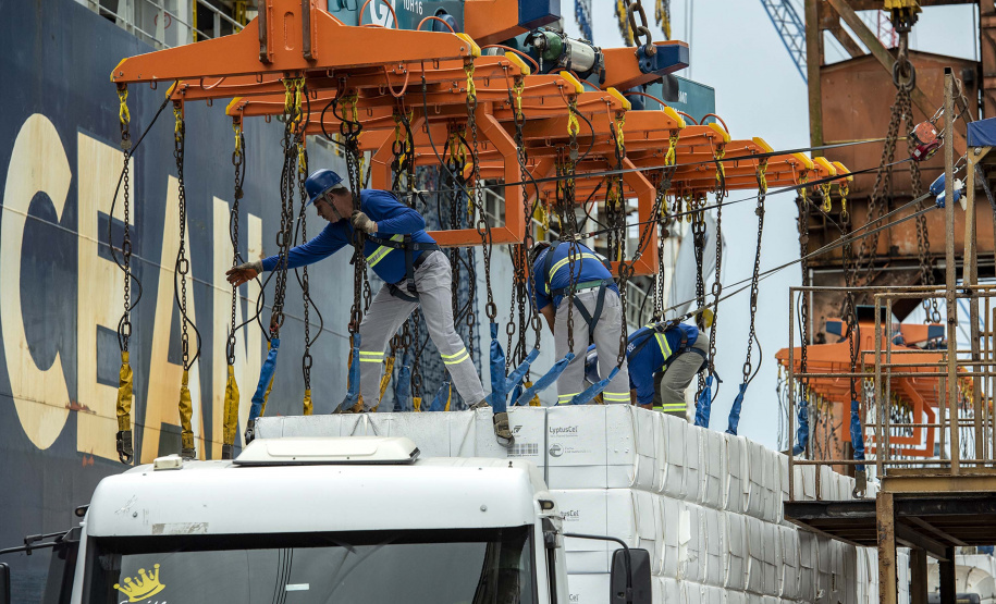Klabin exporta sua maior carga pelo Porto de Paranaguá