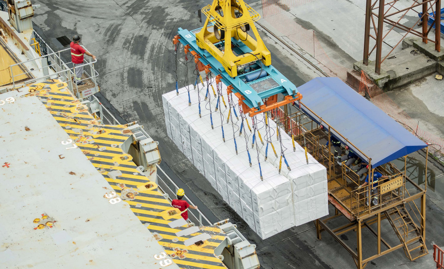 Klabin exporta sua maior carga pelo Porto de Paranaguá