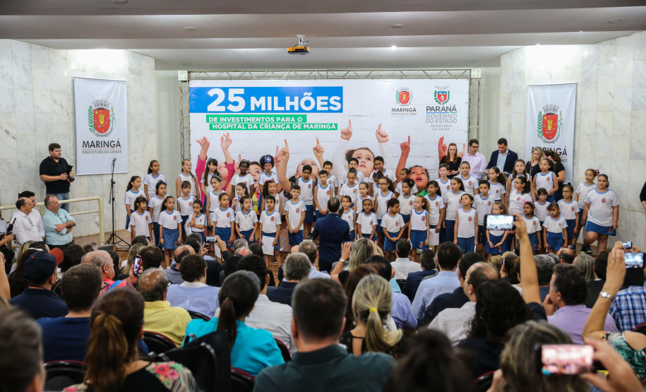 O Governo do Estado libera nesta quinta-feira (14) mais R$ 25 milhões para a continuidade das obras do Hospital da Criança de Maringá (Noroeste). A solenidade acontece na prefeitura de Maringá, com as presenças do Secretário do Desenvolvimento Urbano e Obras Públicas ? JoãoCarlos Ortega,  Secretário de Saúde ? Beto Preto, o Prefeito de Maringá, Ulisses Maia.Maringá, 14/11/2019 -  Foto: Geraldo Bubniak/AEN